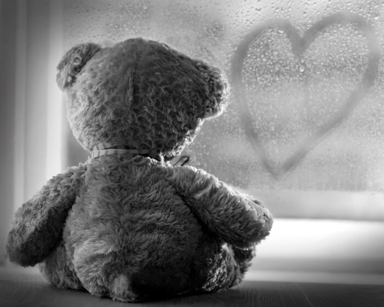 Gấu bông buồn: Hãy xem hình ảnh các chú gấu bông buồn, chúng sẽ là một món quà tuyệt vời cho trái tim của bạn bởi vẻ đáng thương của chúng. Chúng thường trông như một người bạn đồng hành đáng tin cậy, sẵn sàng để chia sẻ mọi nỗi buồn với bạn.